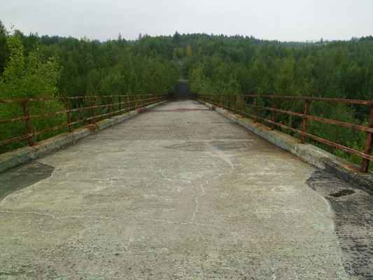 Nájezd na menší "most" pro umístění radiovýškoměru PRV-17.