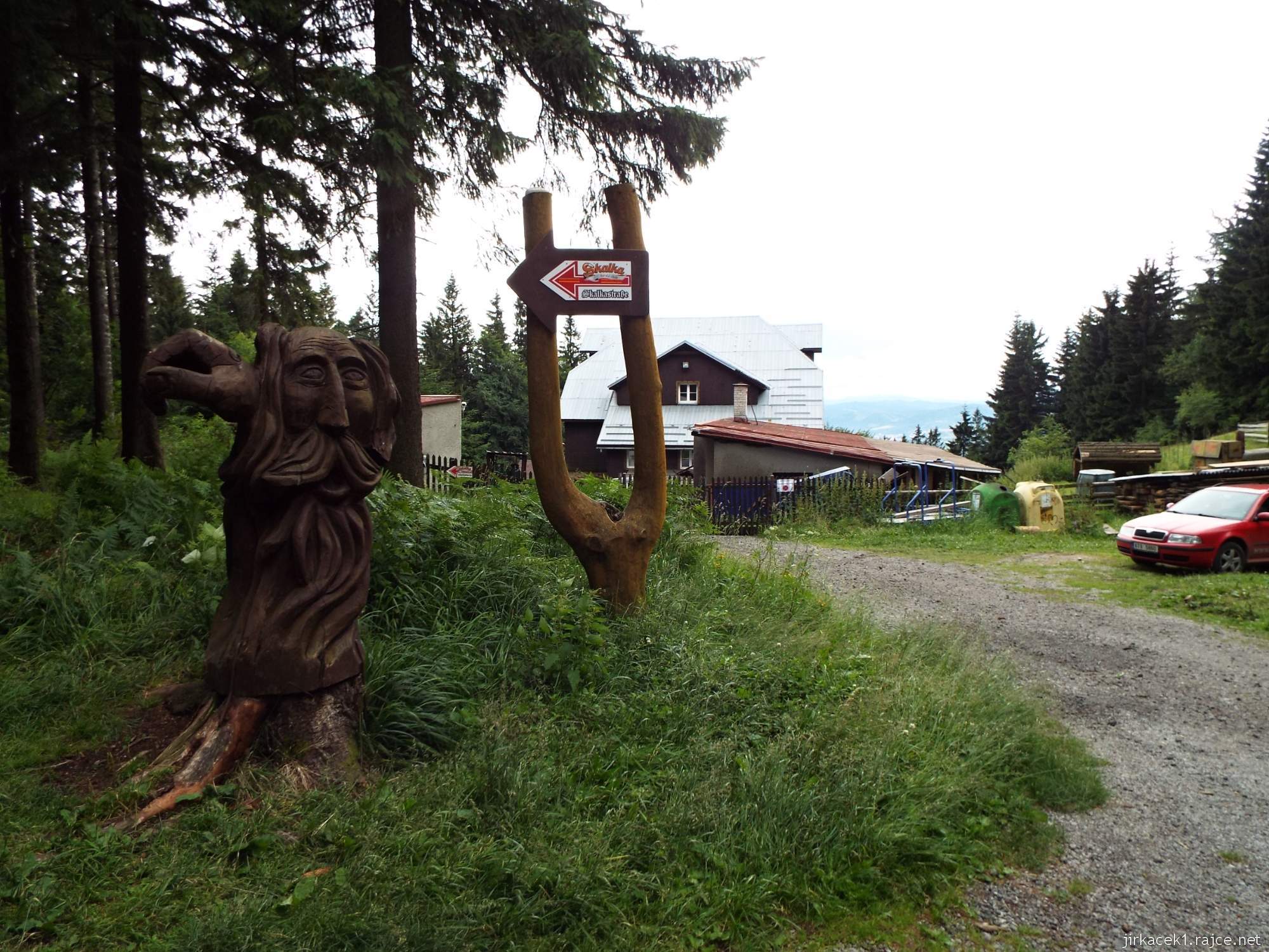Horská chata Skalka v Beskydech - socha vousatého muže u cesty