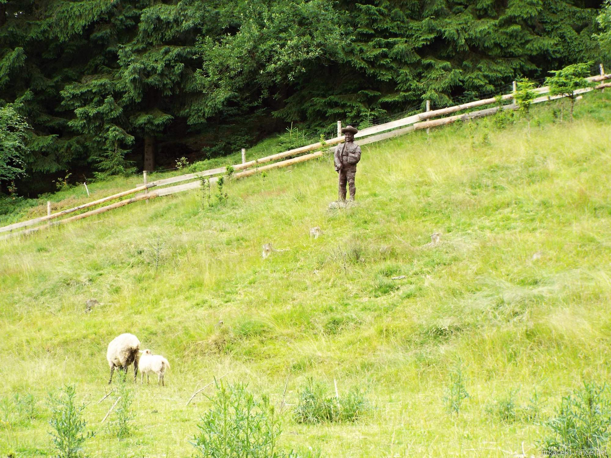 Horská chata Skalka v Beskydech - ovce a dřevěný pasáček