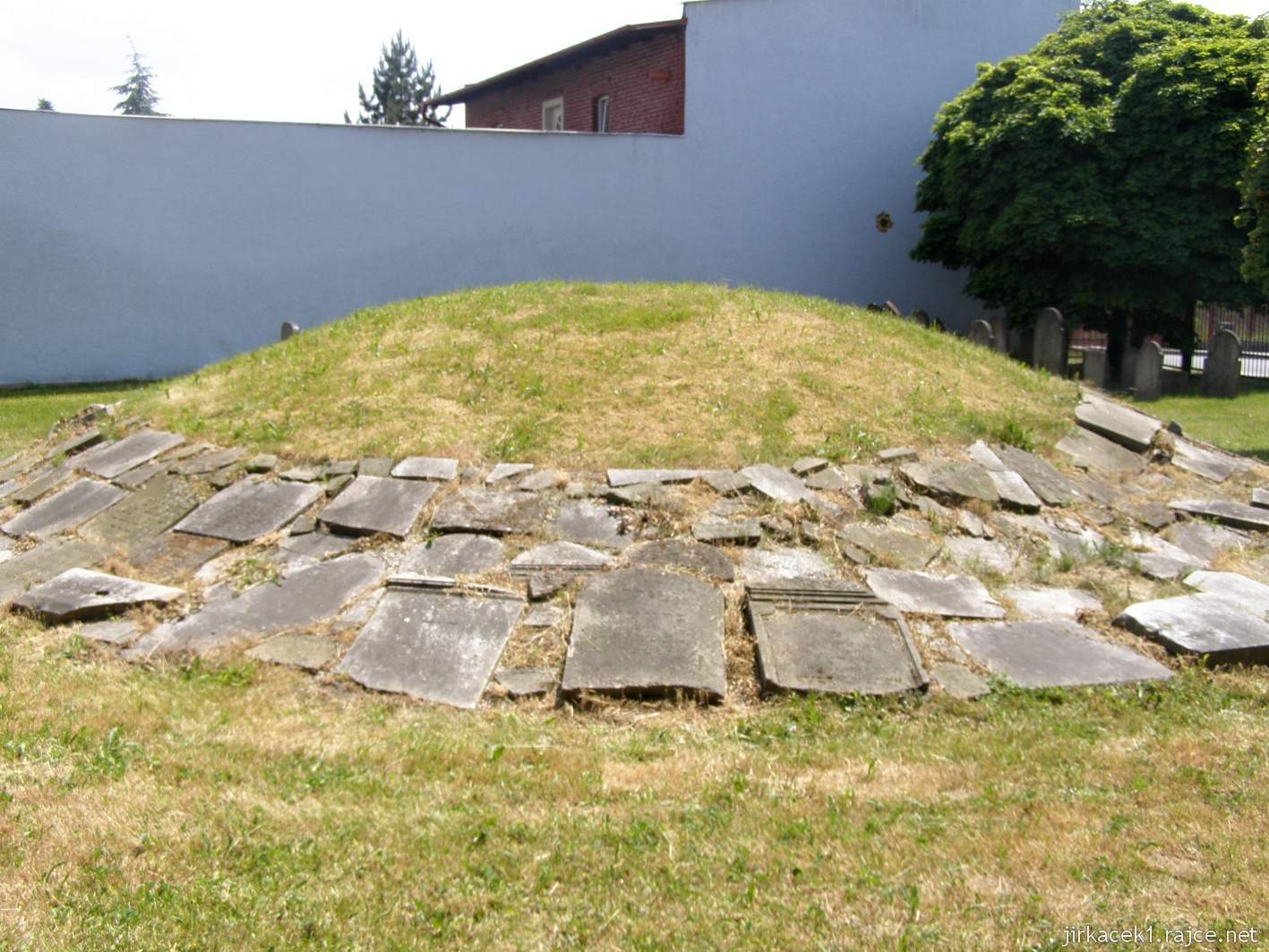 Hlučín - bývalý židovský hřbitov 04 - mohyla s položenými náhrobky
