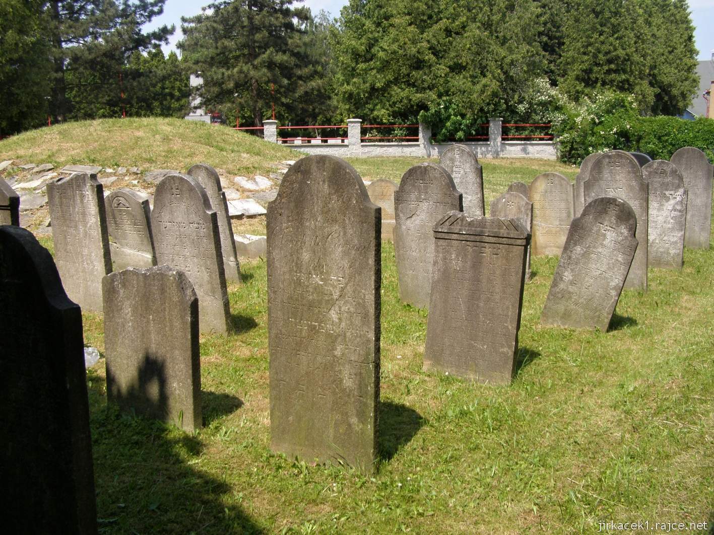 Hlučín - bývalý židovský hřbitov 07 - obnovené náhrobky