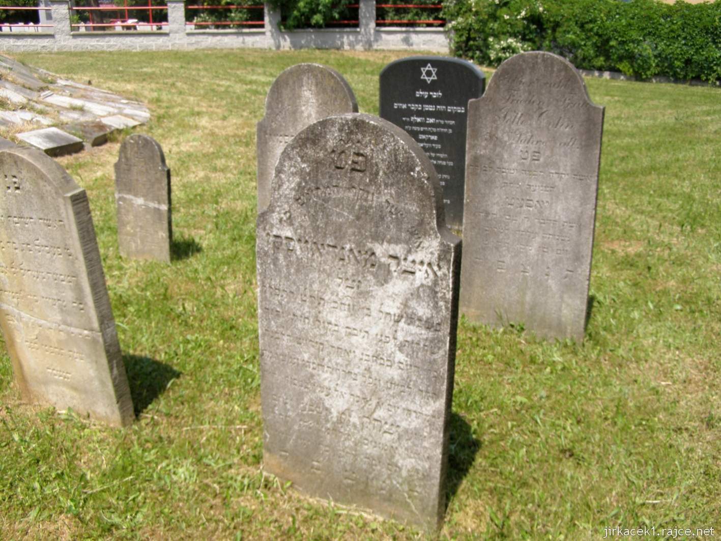 Hlučín - bývalý židovský hřbitov 08 - obnovené náhrobky