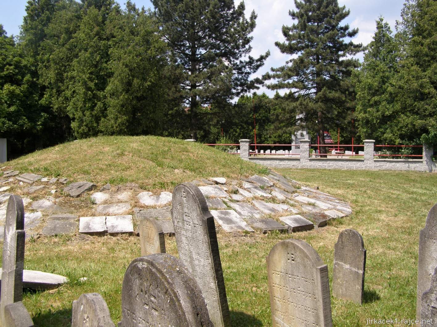 Hlučín - bývalý židovský hřbitov 09 - obnovené náhrobky, mohyla a vzadu hřbitov sovětských vojáků