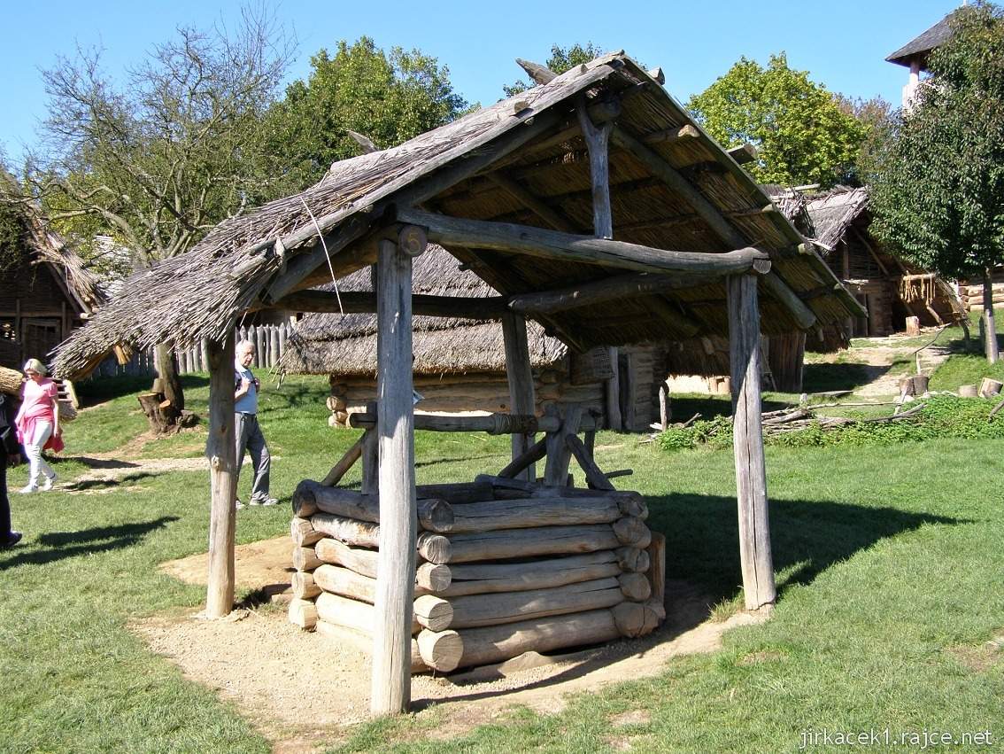 archeoskanzen Modrá 05 - studna