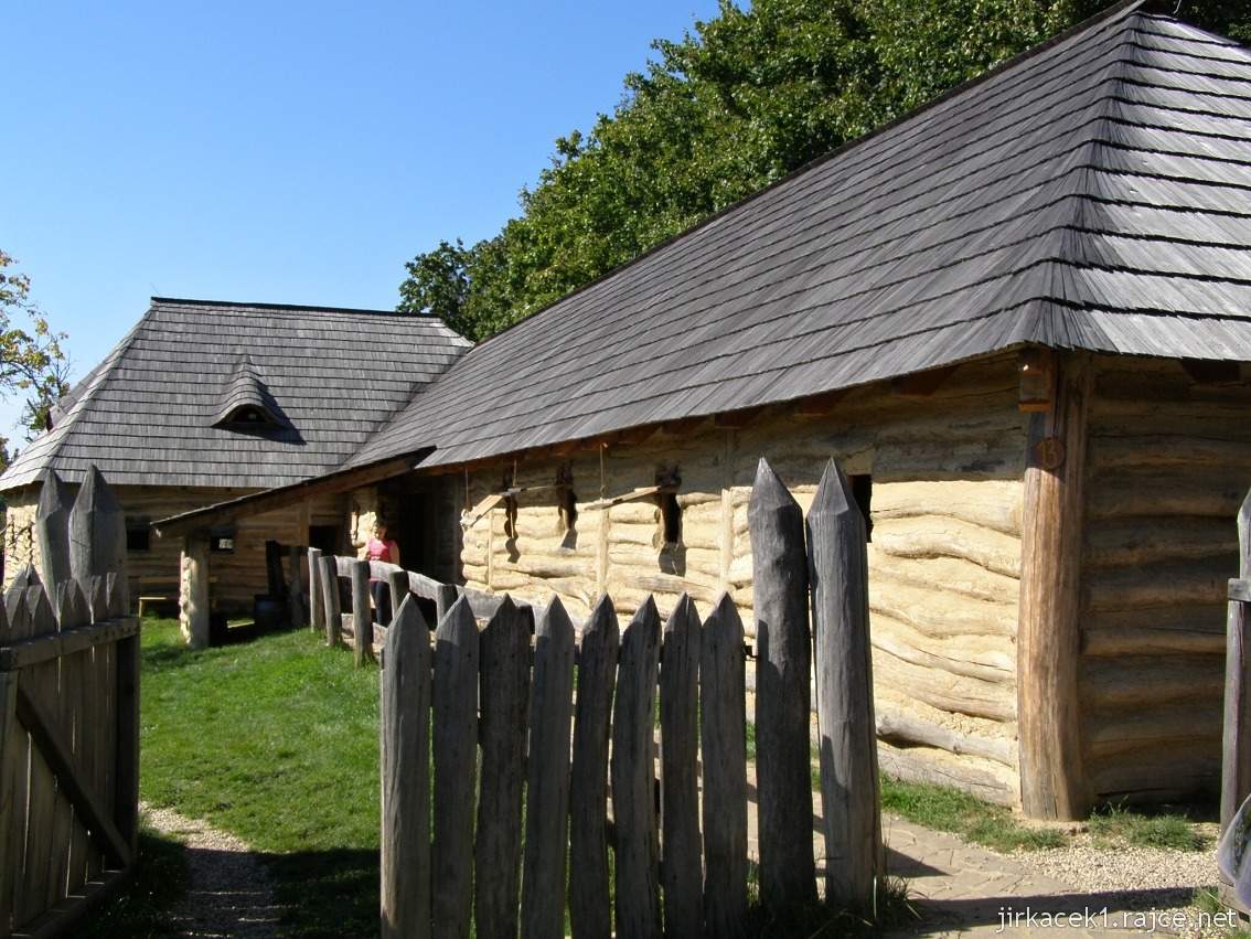 archeoskanzen Modrá 15 - škola