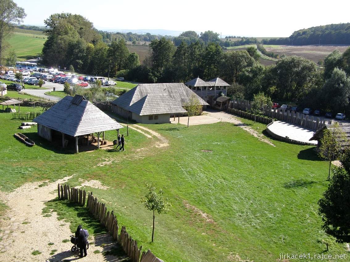 archeoskanzen Modrá 27 - pohled z věže na vchod do areálu