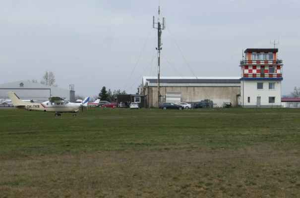 Hangáry Aeroklubu s věží