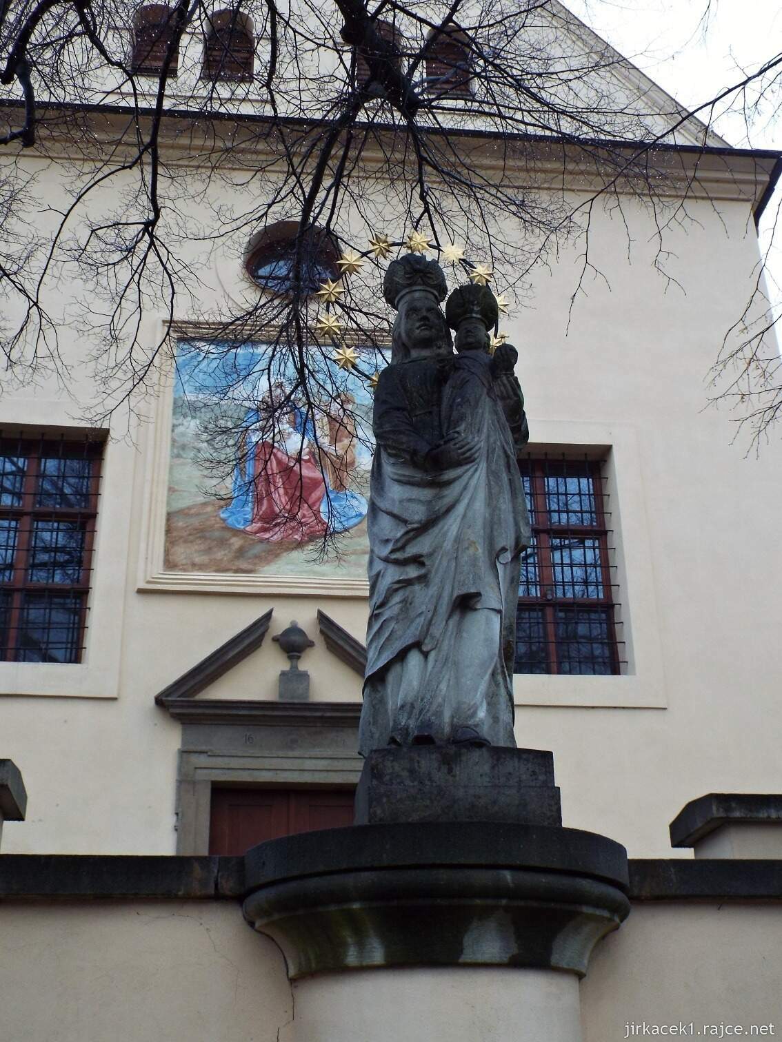 C - Fulnek - kostel sv. Josefa a kapucínský klášter 04 - socha Panny Marie před kostelem