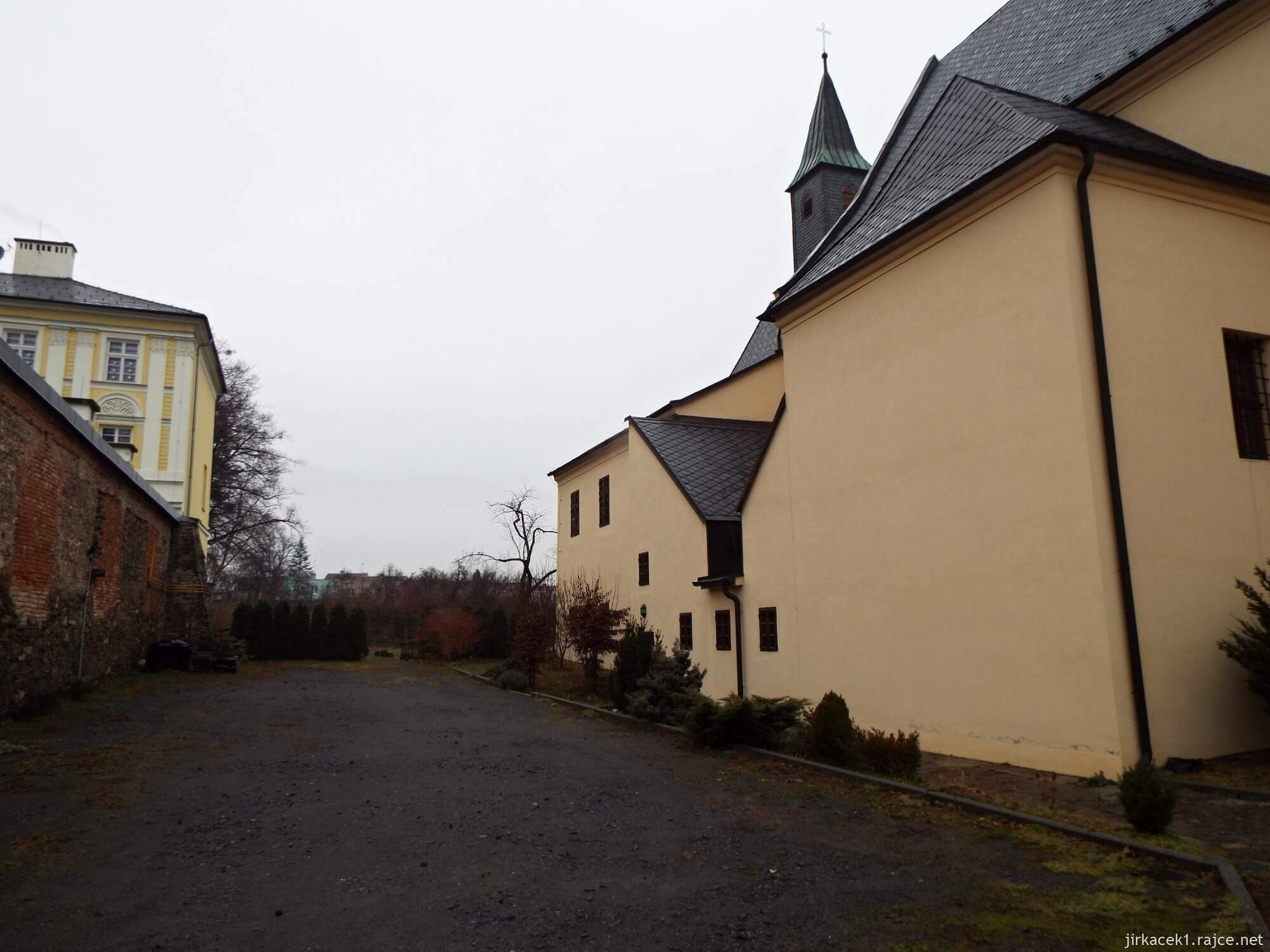 C - Fulnek - kostel sv. Josefa a kapucínský klášter 12 - prostor mezi kostelem a loretou