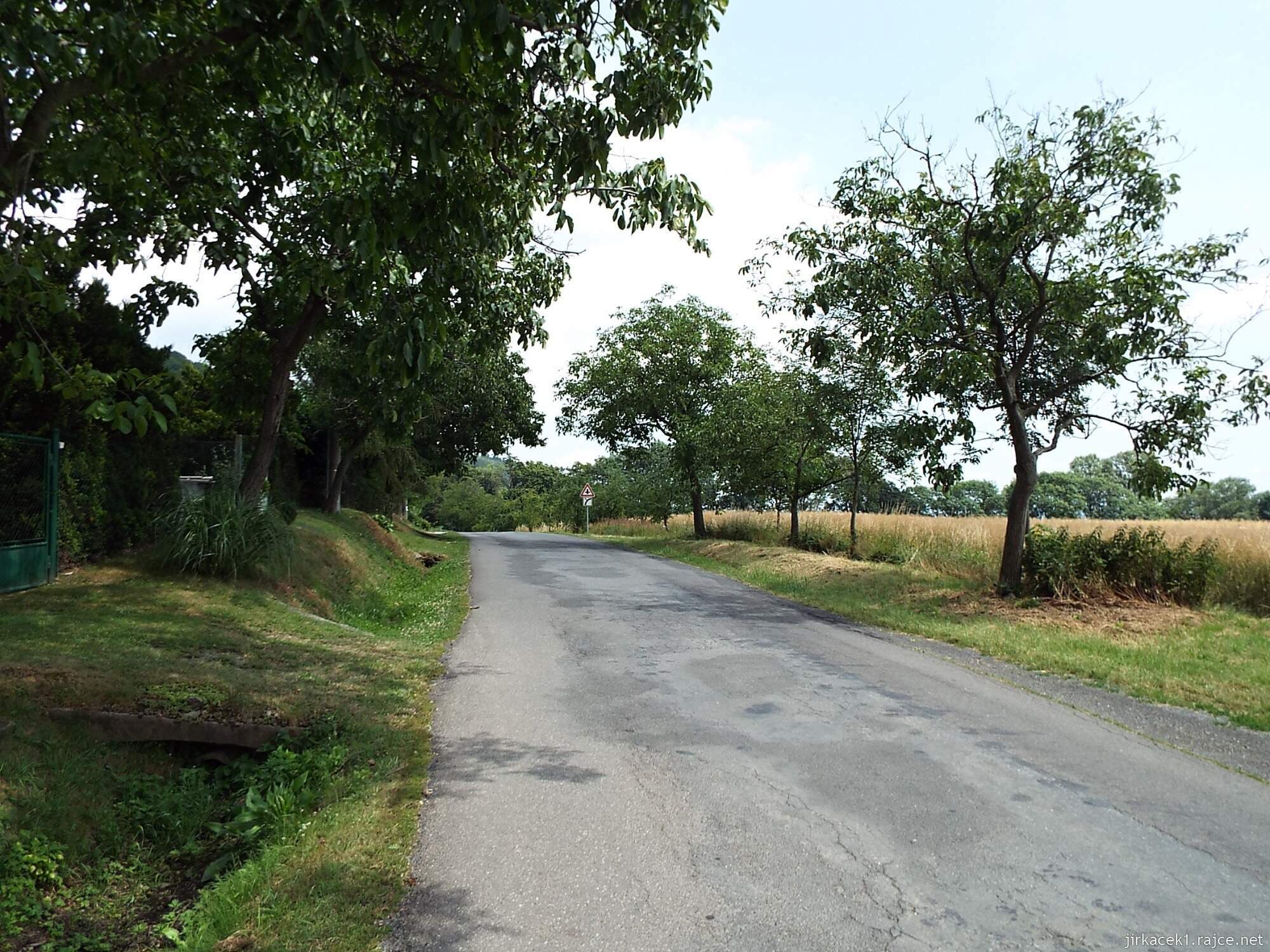 D - okolo Juřacky 10 - asfaltka okolo zahrádek