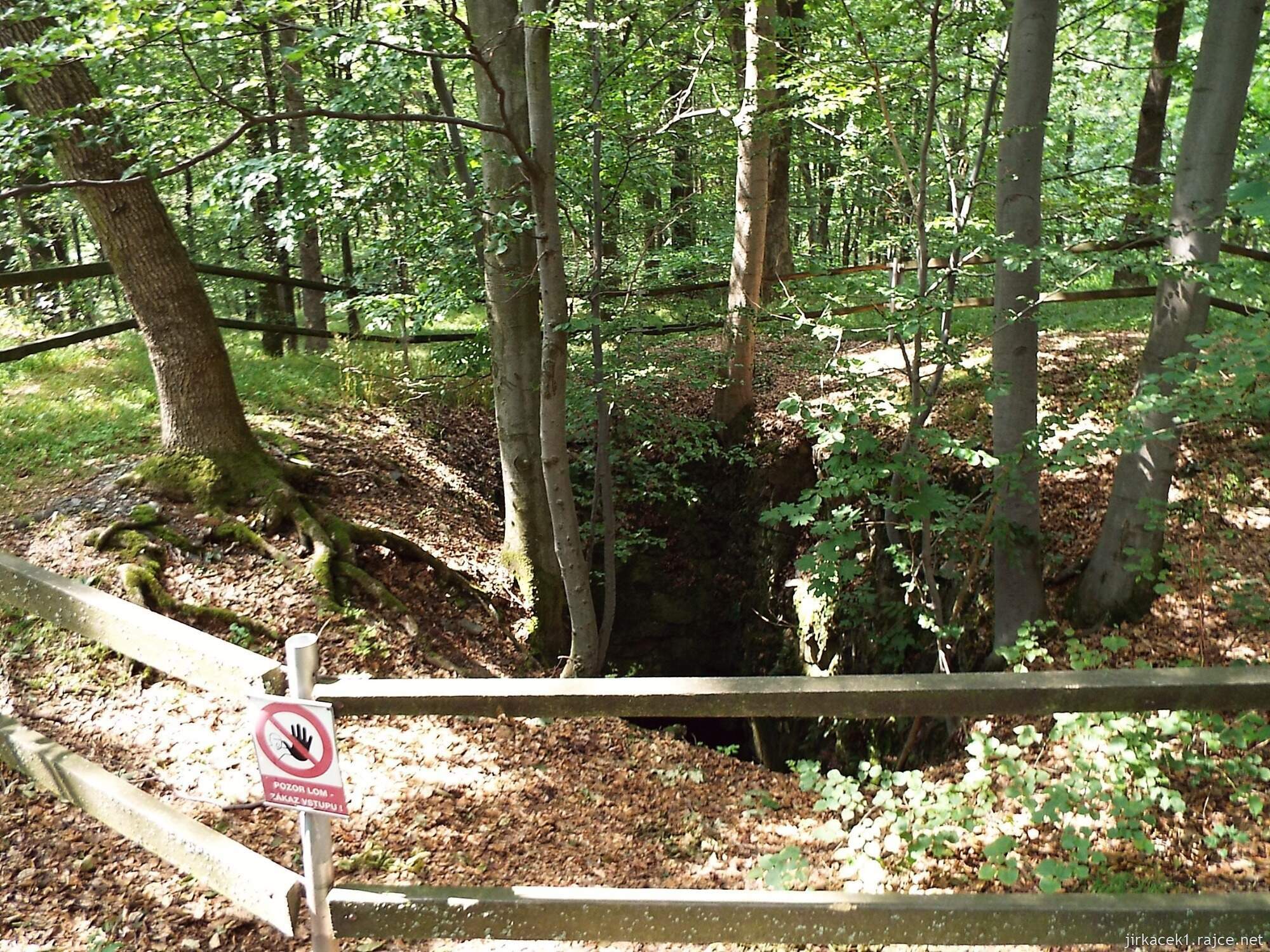 G - okolo Juřacky 08 - Špirutovy díry - ohrazená šachta