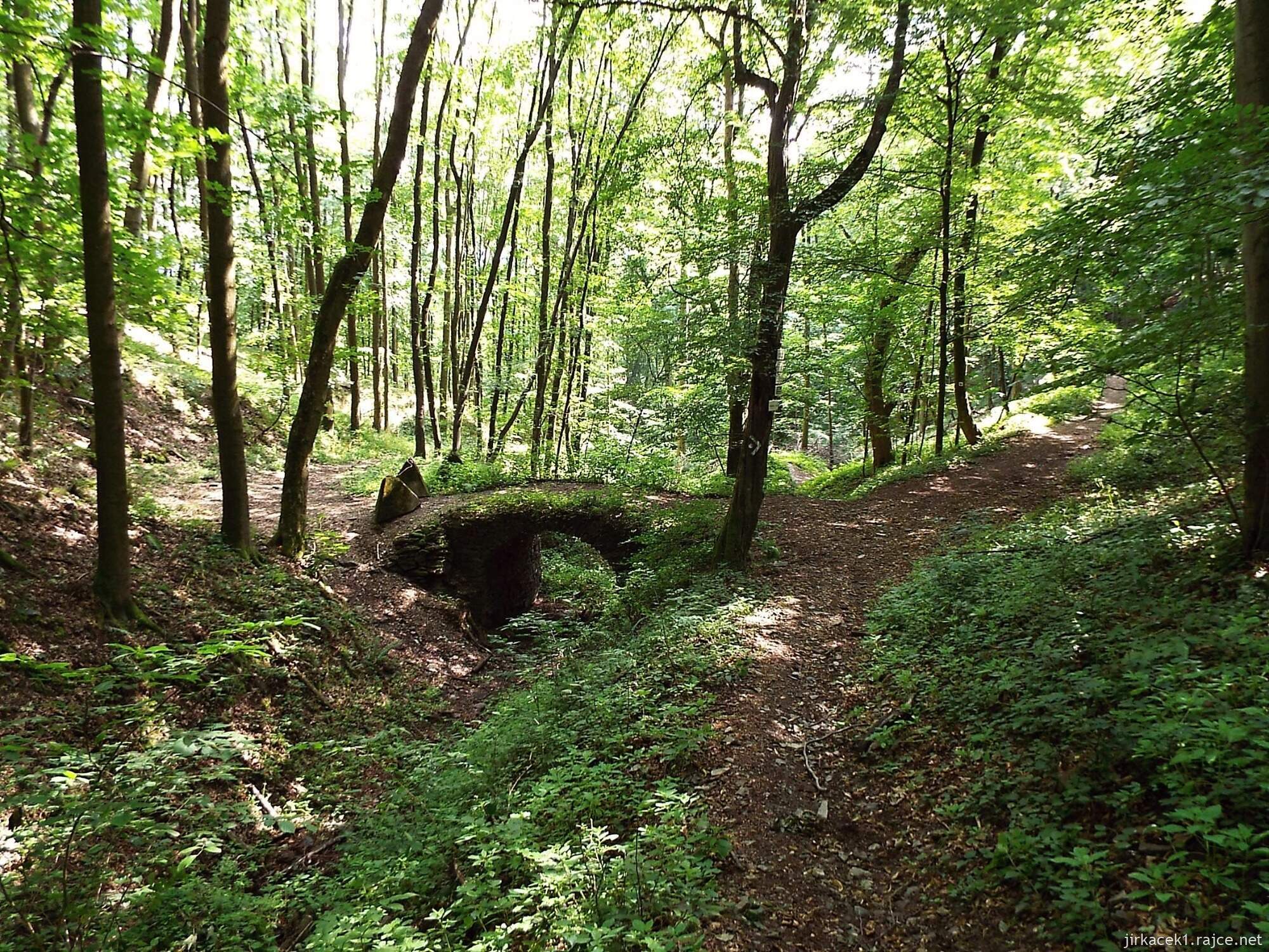 G - okolo Juřacky 26 - kamenný most pod hradem