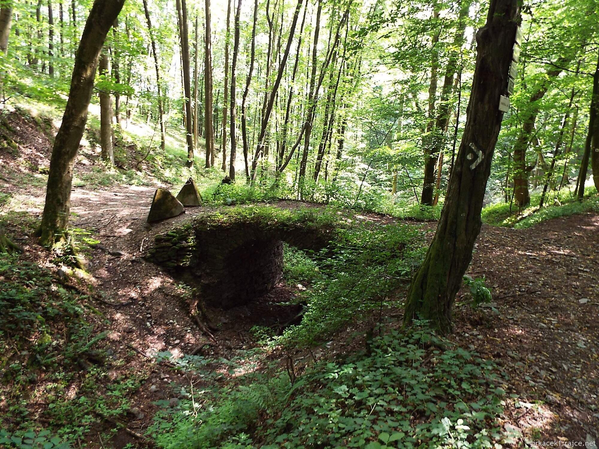 G - okolo Juřacky 27 - kamenný most pod hradem