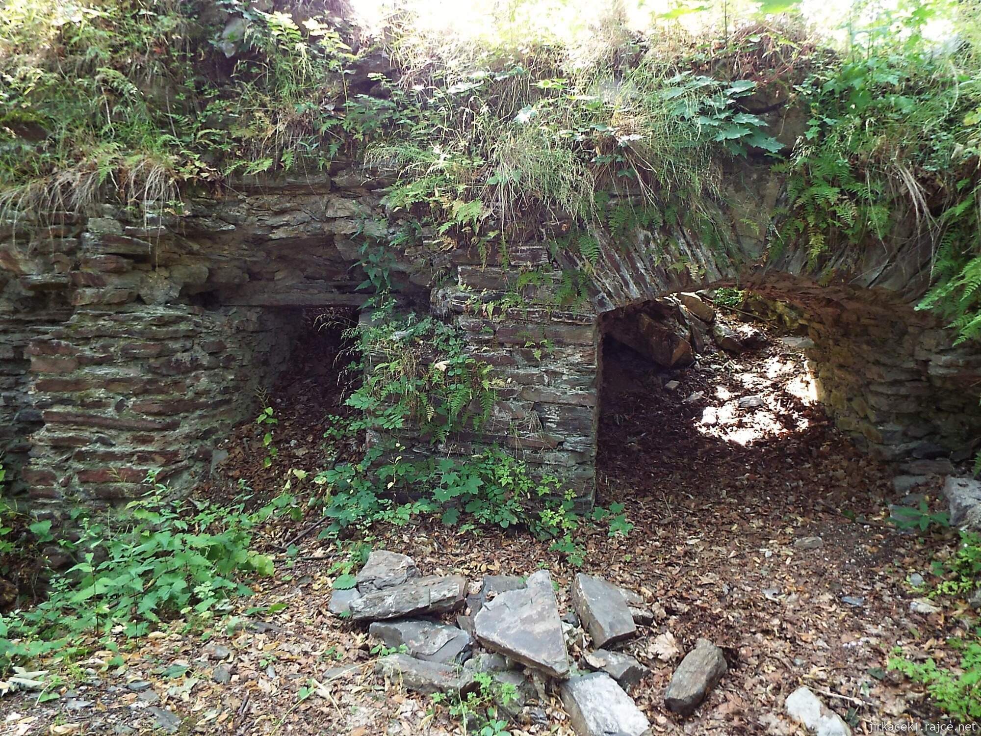 H - okolo Juřacky 16 - hrad Drahotuš - zbytky zdí paláce