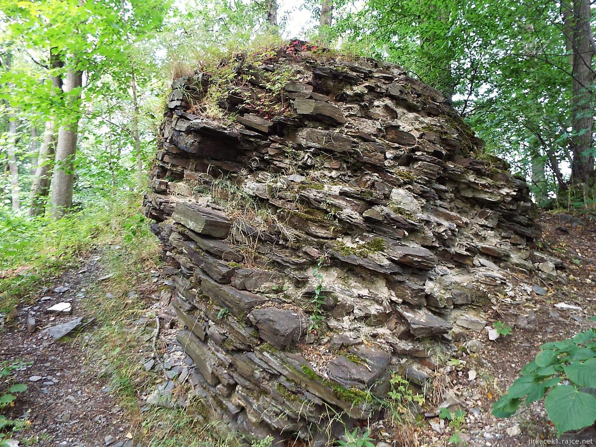 H - okolo Juřacky 28 - hrad Drahotuš - zbytky rozmetané válcové věže