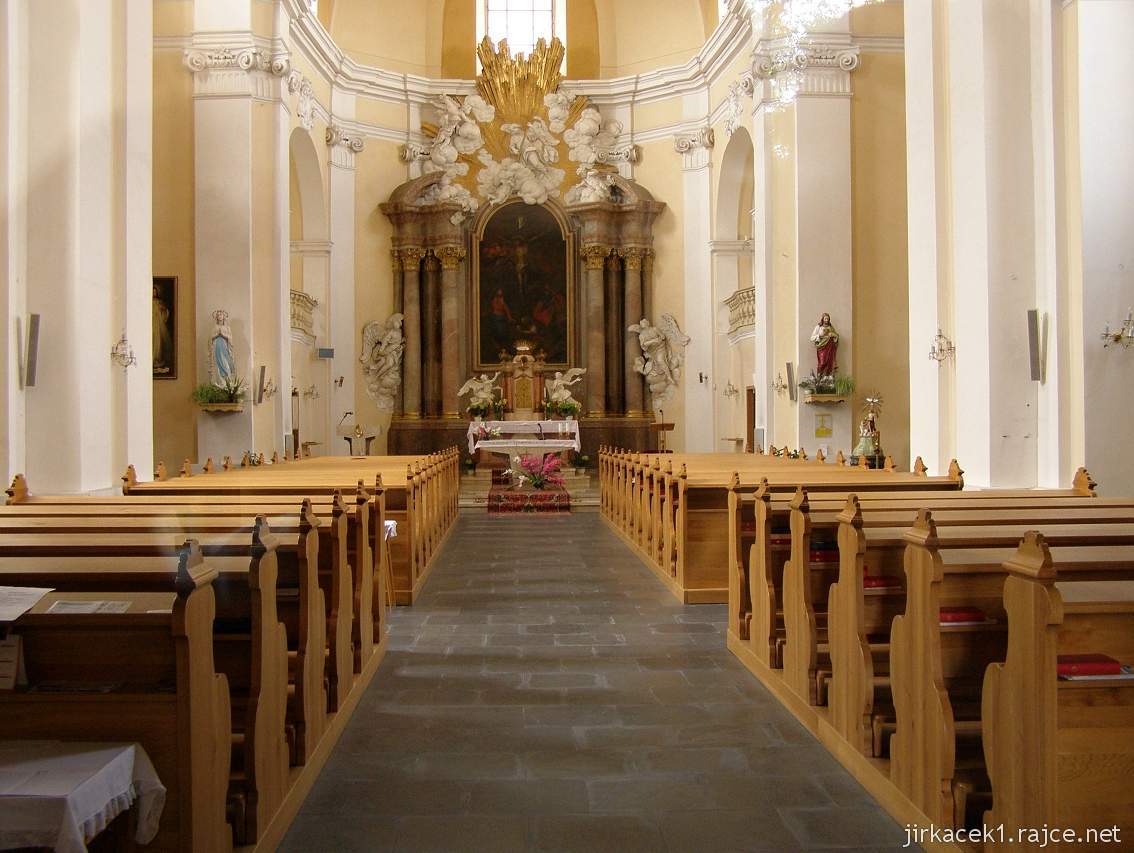 Brodek u Prostějova - kostel Povýšení sv. Kříže - interiér, lavice, hlavní oltář