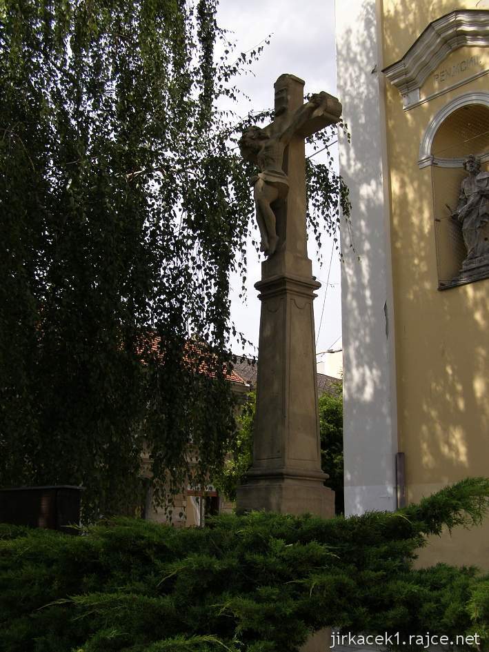 Brodek u Prostějova - kostel Povýšení sv. Kříže - pískovcový kříž u kostela