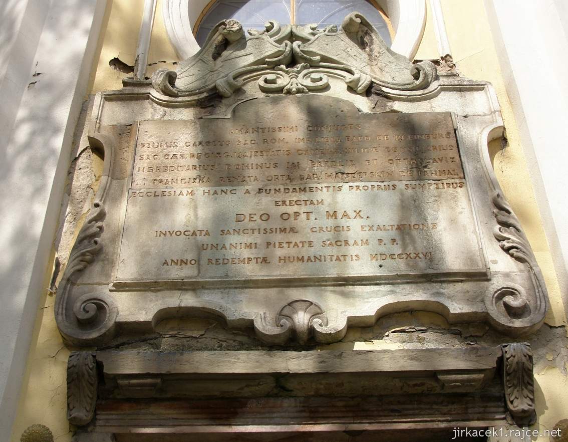 Brodek u Prostějova - kostel Povýšení sv. Kříže - pamětní deska nad vchodem
