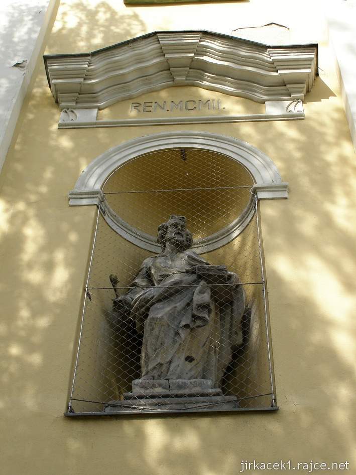 Brodek u Prostějova - kostel Povýšení sv. Kříže - socha sv. Petra na průčelí kostela
