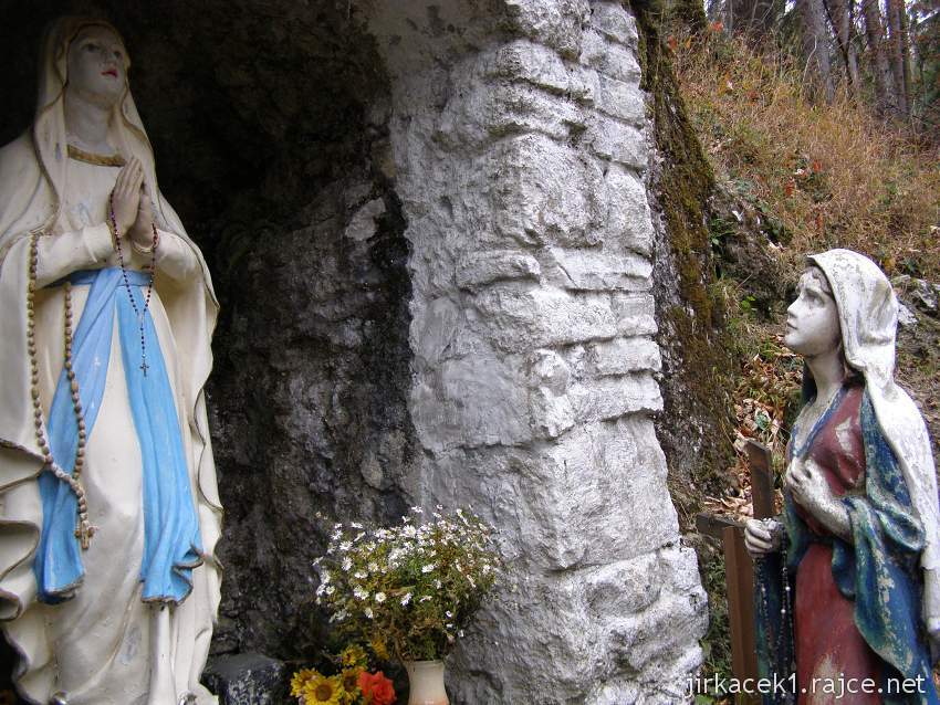 Myslík - lurdská kaple aneb Myslíkovské Lurdy - socha Panny Marie a sv. Bernadetty