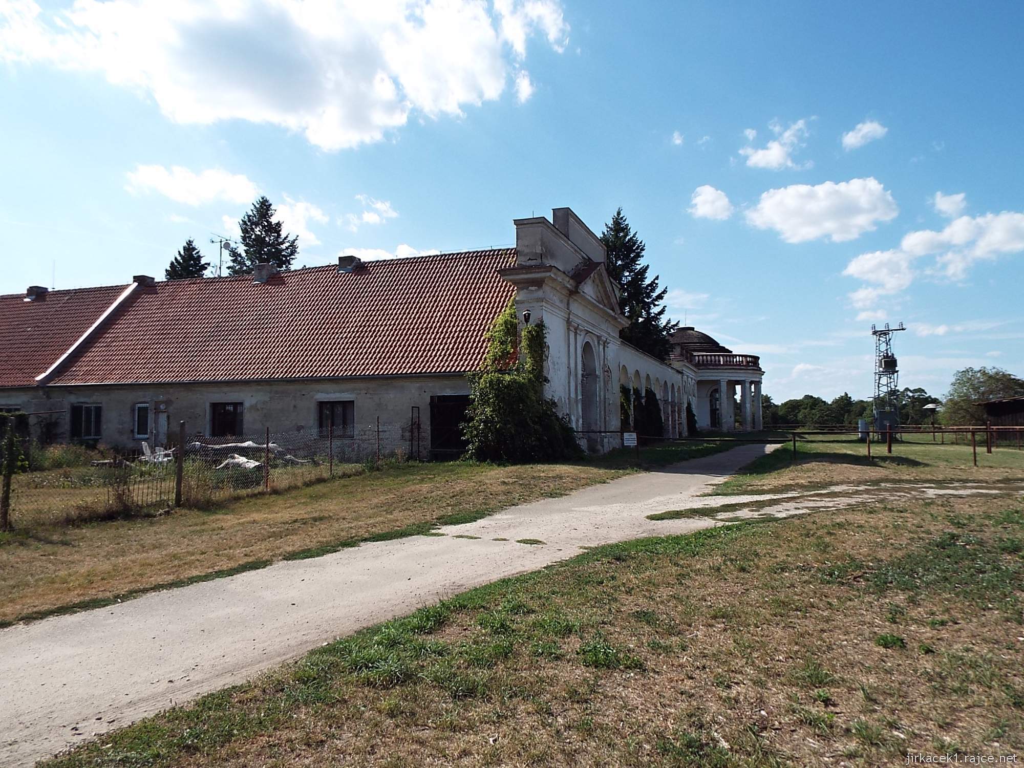 Lednicko - Valtický areál - Barokní statek Nový Dvůr - cesta k rotundě