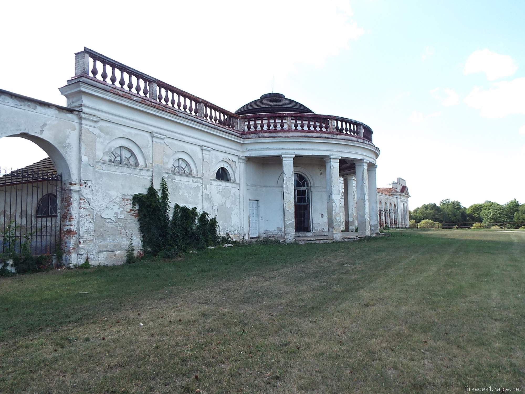 Lednicko - Valtický areál - Barokní statek Nový Dvůr - rotunda z vnější strany