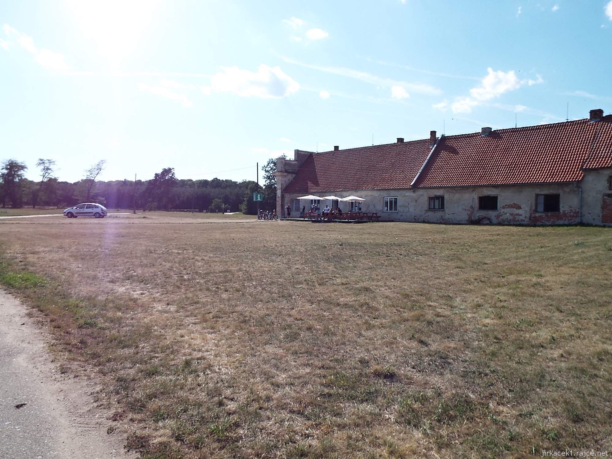 Lednicko - Valtický areál - Barokní statek Nový Dvůr - čelní pohled a naše auto