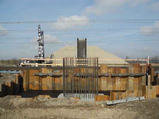 Pohled na výstavbu pilíře na severní straně nadjezdu. Na jižní straně je vybudován zatím jen základ.