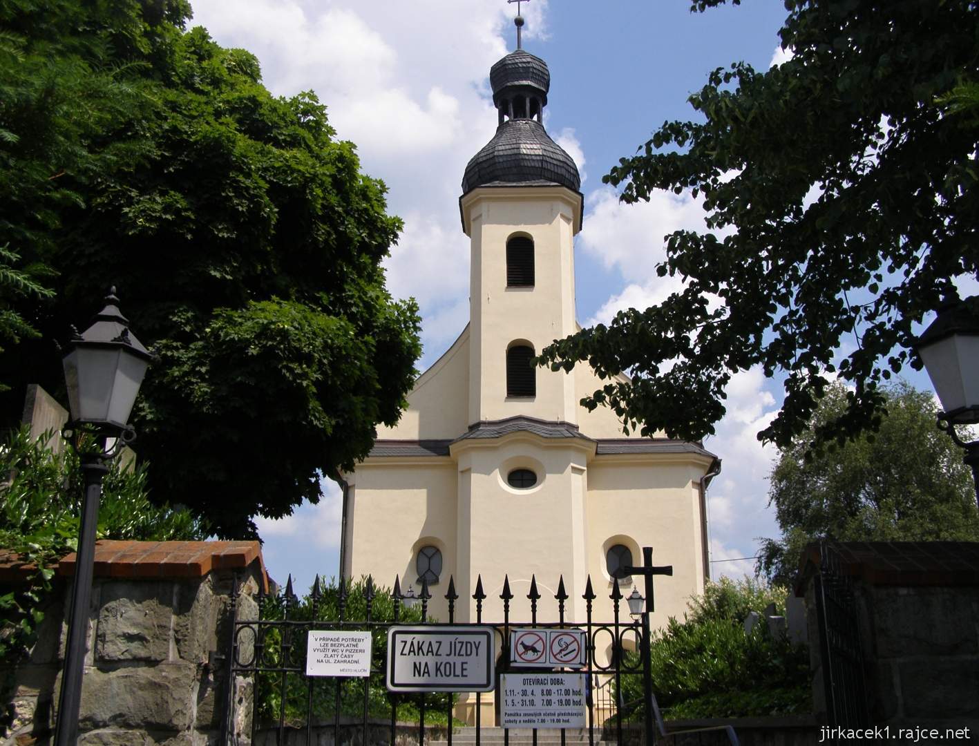 07 - Hlučín - kostel sv. Markéty 03 - pohled od brány