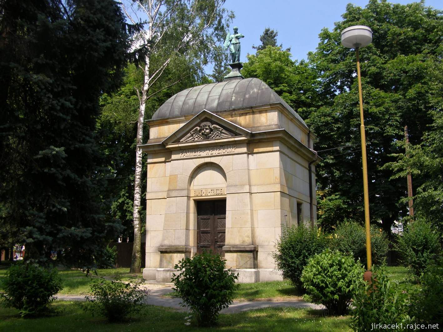 09 - Hlučín - Evangelický kostel 09 - hrobka rodiny Wetekampovy u kostela