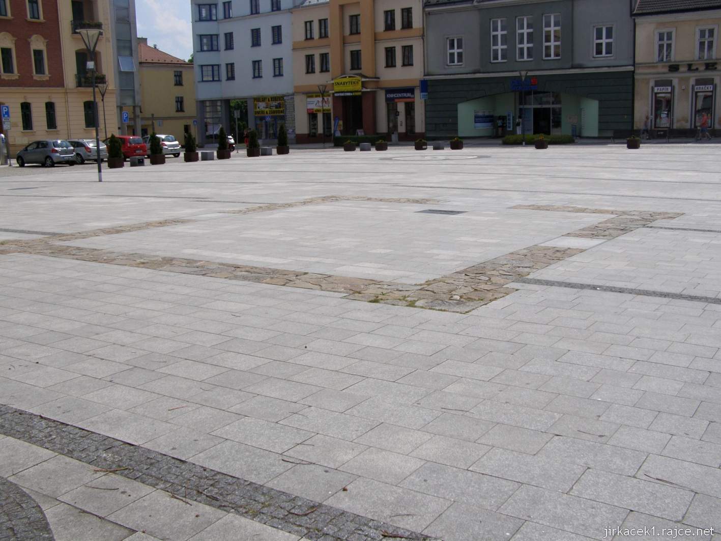 10 - Hlučín - Mírové náměstí 09 - obrysy bývalé kaple sv. Jana Nepomuckého a vzadu studny ve středu náměstí