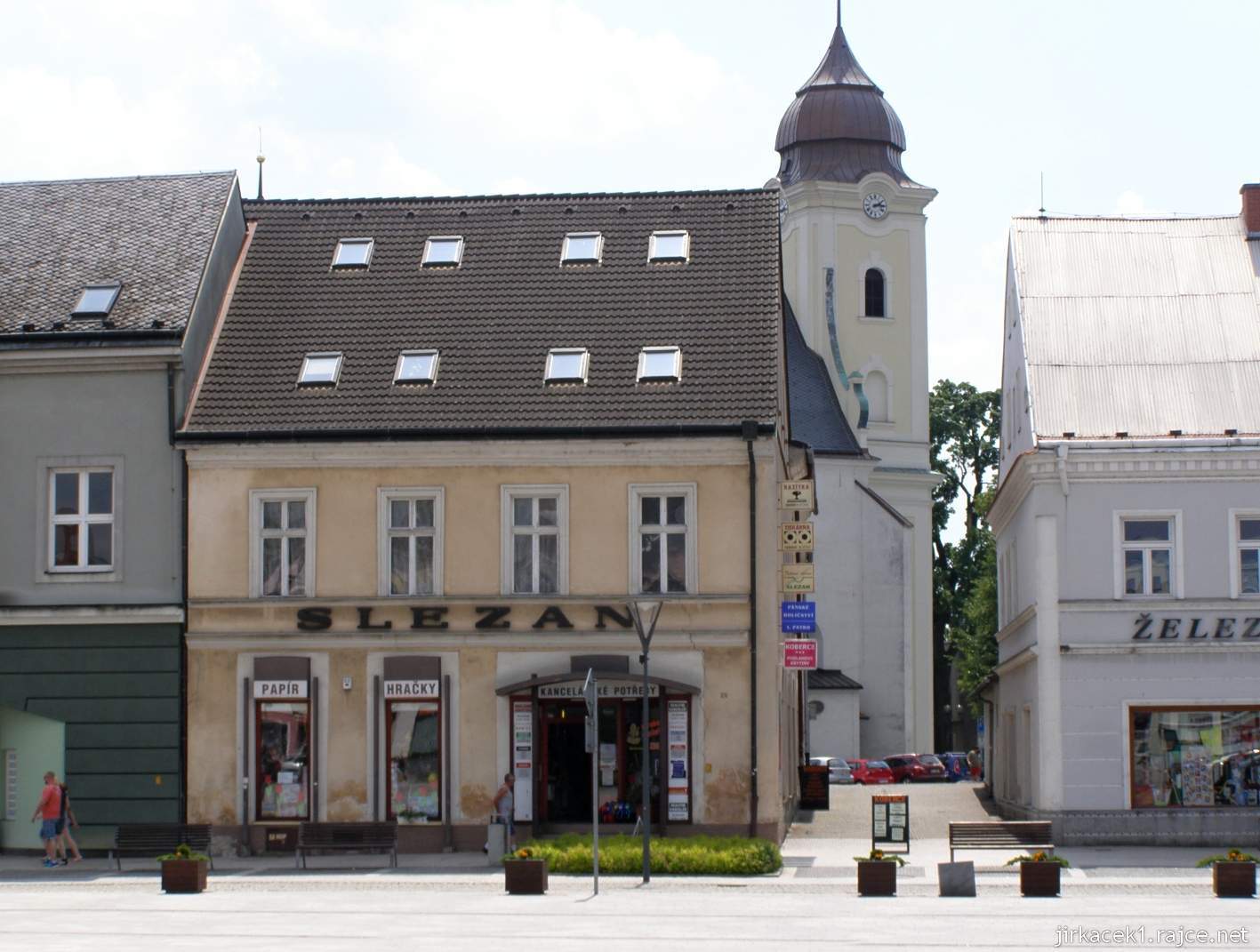 10 - Hlučín - Mírové náměstí 10 - dům Slezan a vzadu kostel sv. Jana Křtitele