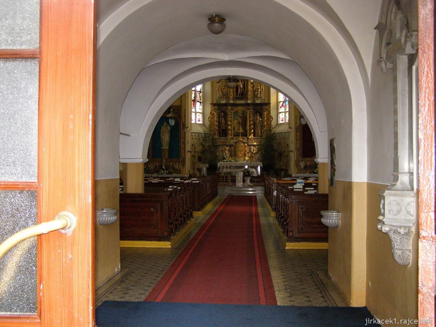 11 - Hlučín - kostel sv. Jana Křtitele 03 - vstup do kostela