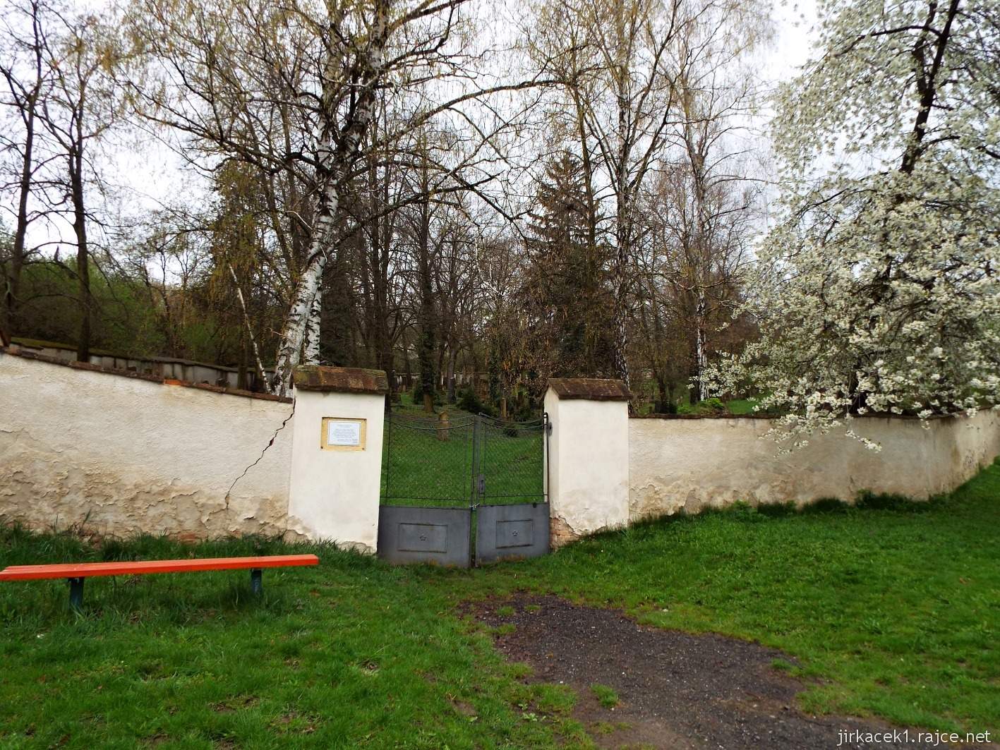 Slavkov - židovský hřbitov 01 - brána
