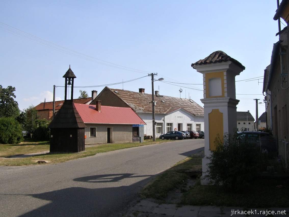 Lhota nad Moravou - Boží muka a zvonice