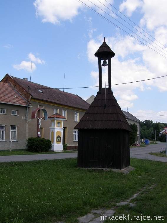 Lhota nad Moravou - zvonička, Boží muka a kříž