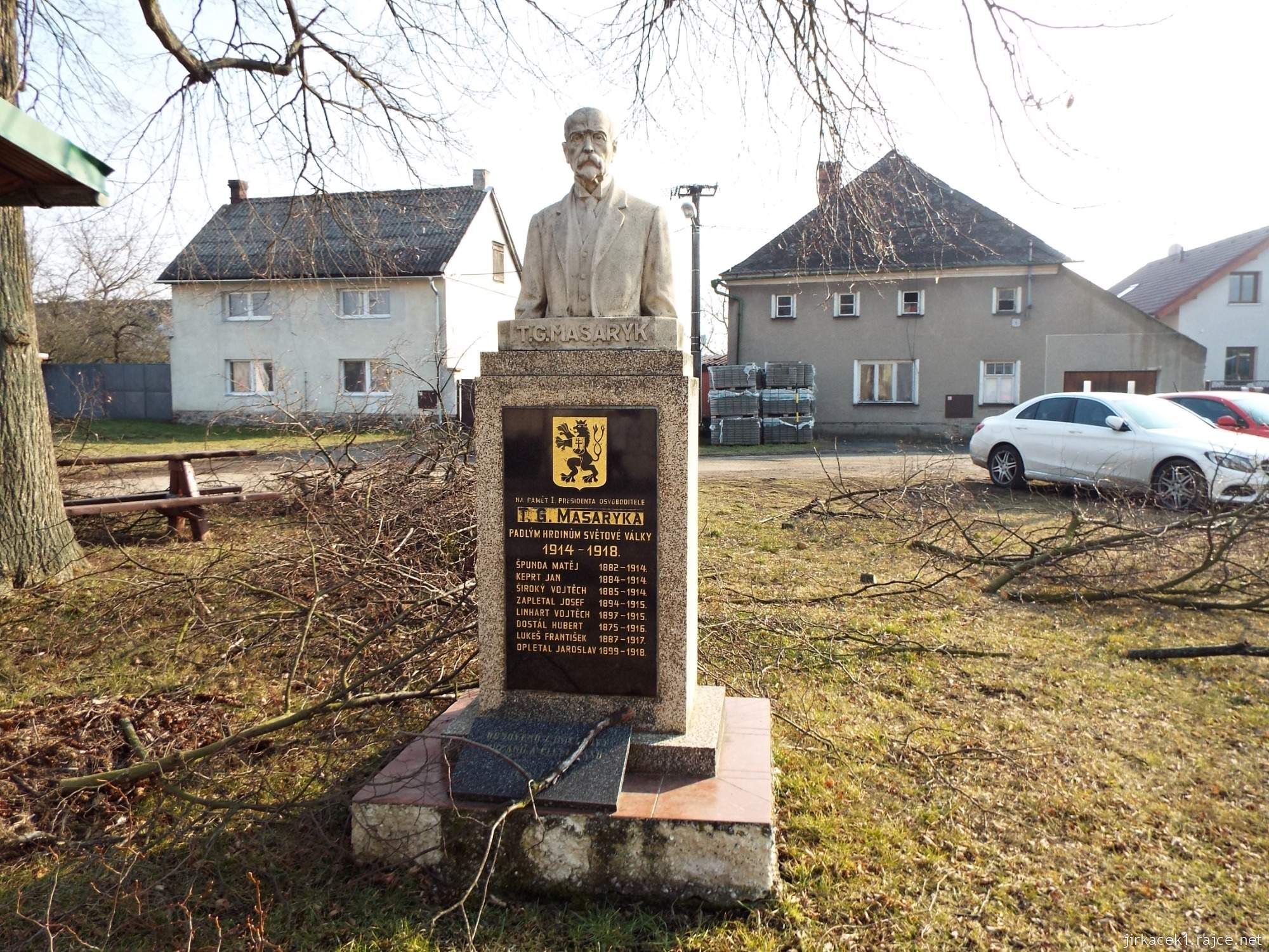 Lhota nad Moravou - náves - pomník T.G. Masaryka a padlým v 1.světové válce