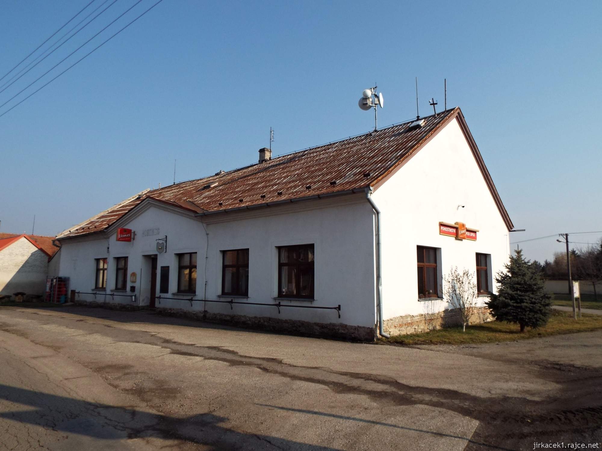 Lhota nad Moravou - náves - hospoda Pod lipou