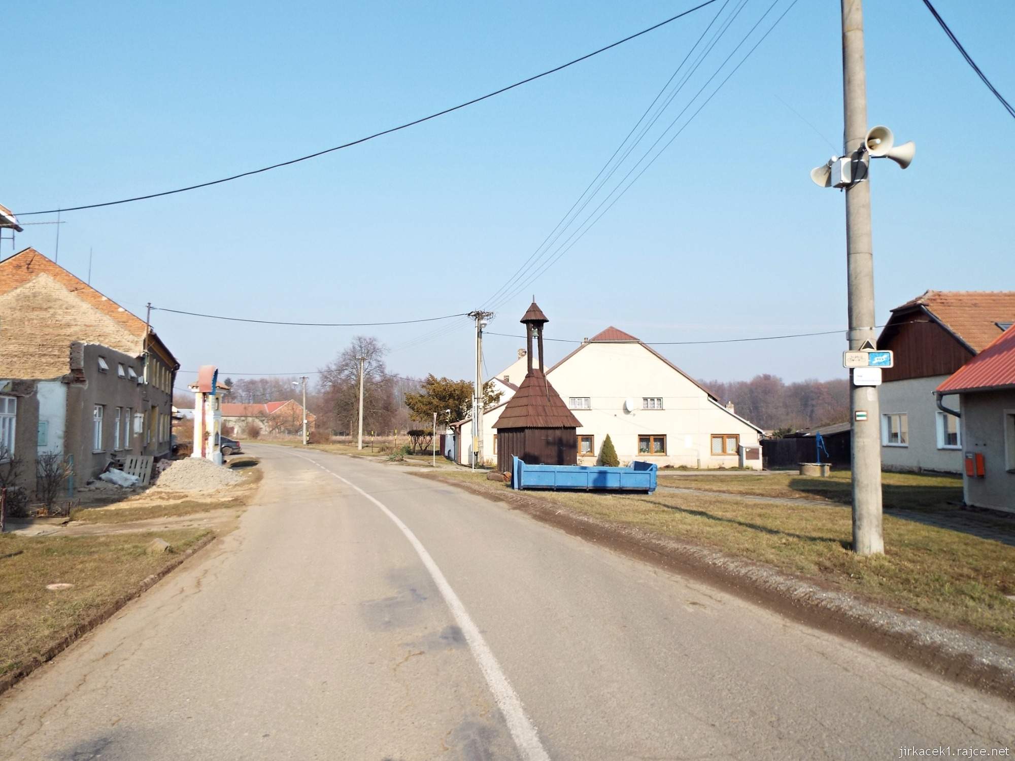 Lhota nad Moravou - náves - vlevo Boží muka, vpravo dřevěná zvonička