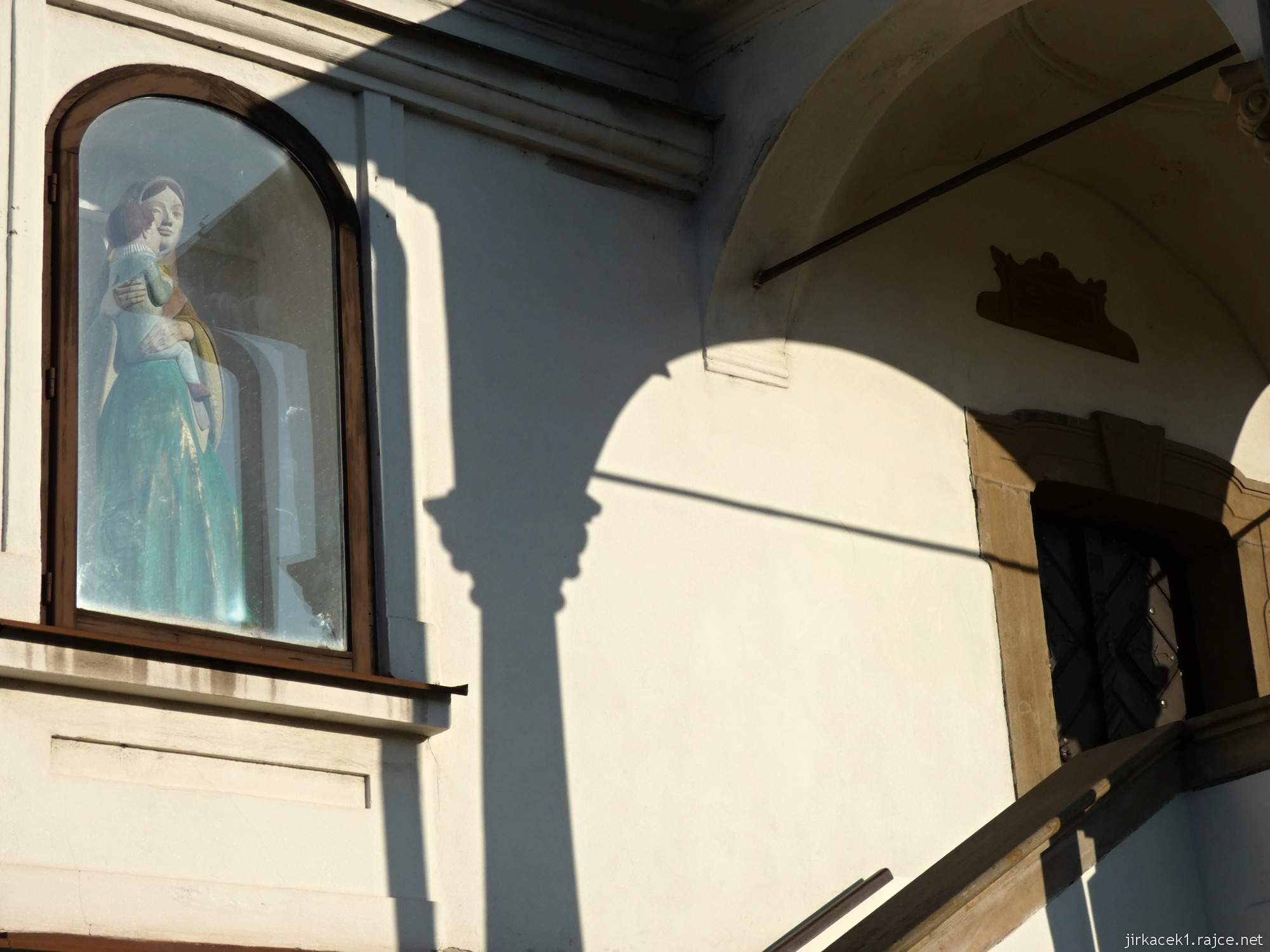 Valašské Meziříčí - stará krásenská radnice 16 - socha Panny Marie s děťátkem v prvním patře