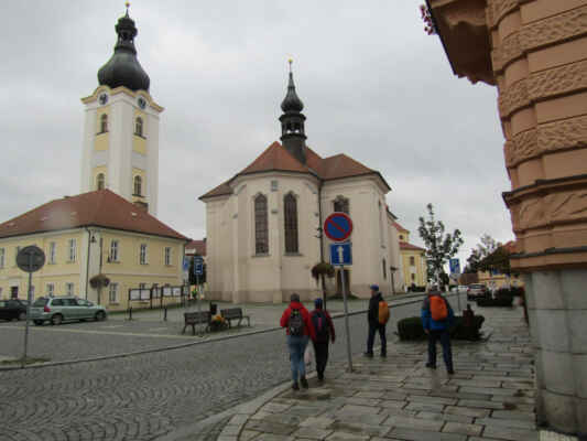 kostel sv. Mikuláše - Jedná se o původně gotický barokně přestavěný objekt. Postavený byl ve 13. stol. s výzdobou od F. J. Luxe. Vedle kostela se nachází 45 m vysoká zvonice se 3 zvony.