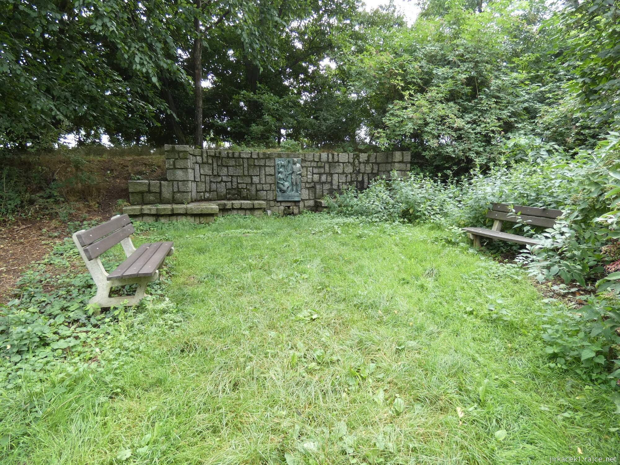 B - Lipany - studánka a památník Rudé armády 001