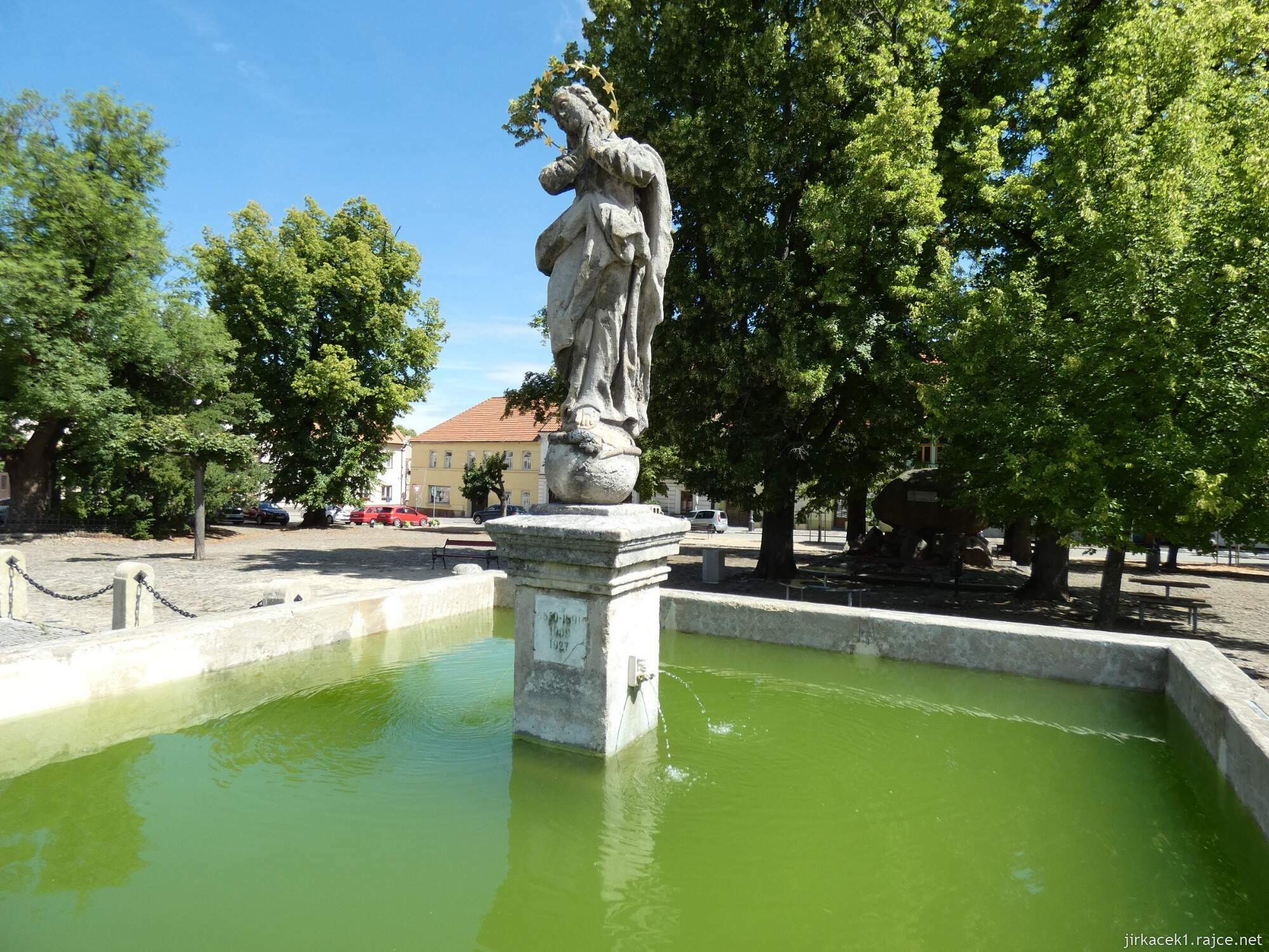 I - Kouřim - Mírové náměstí 015 - Kašna se sochou Panny Marie Immaculaty
