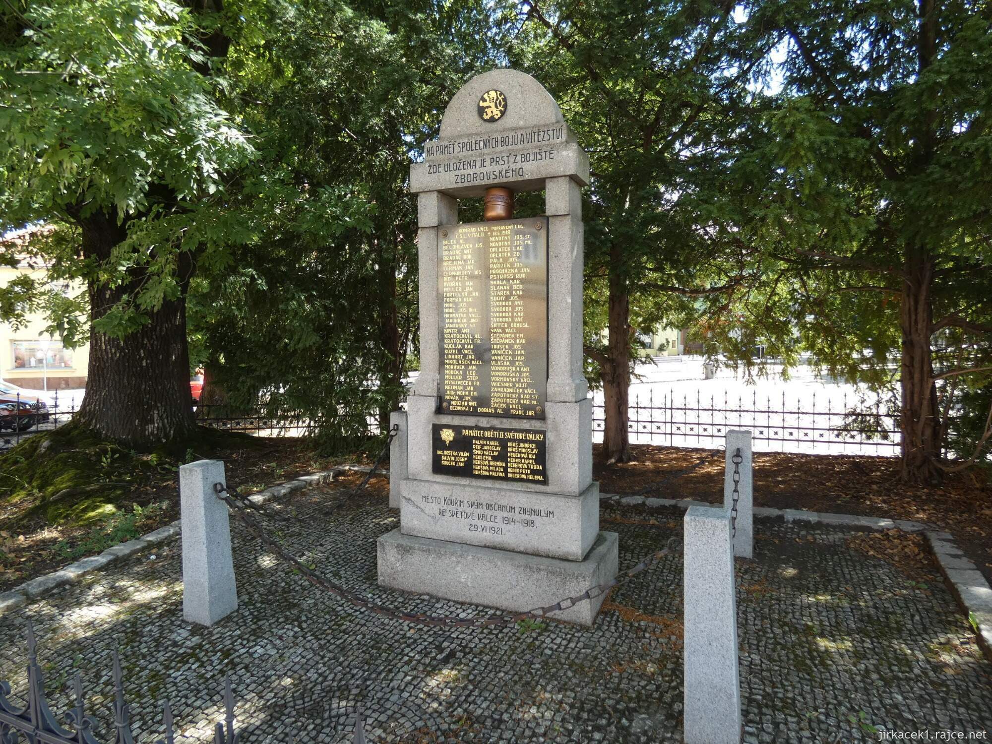 I - Kouřim - Mírové náměstí 018 - Pomník obětem 1. a 2. světové války