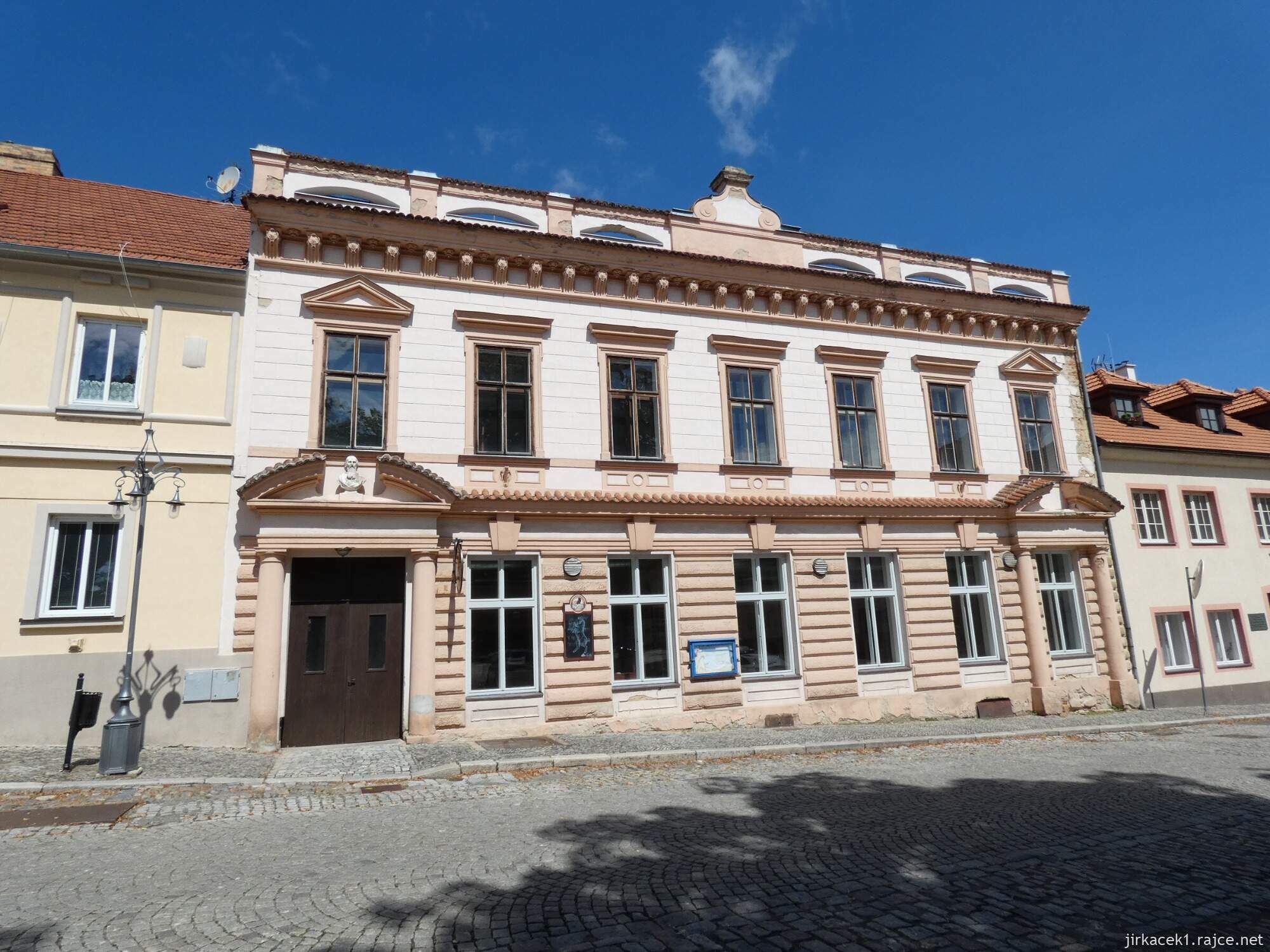 I - Kouřim - Mírové náměstí 019 - měšťanské domy