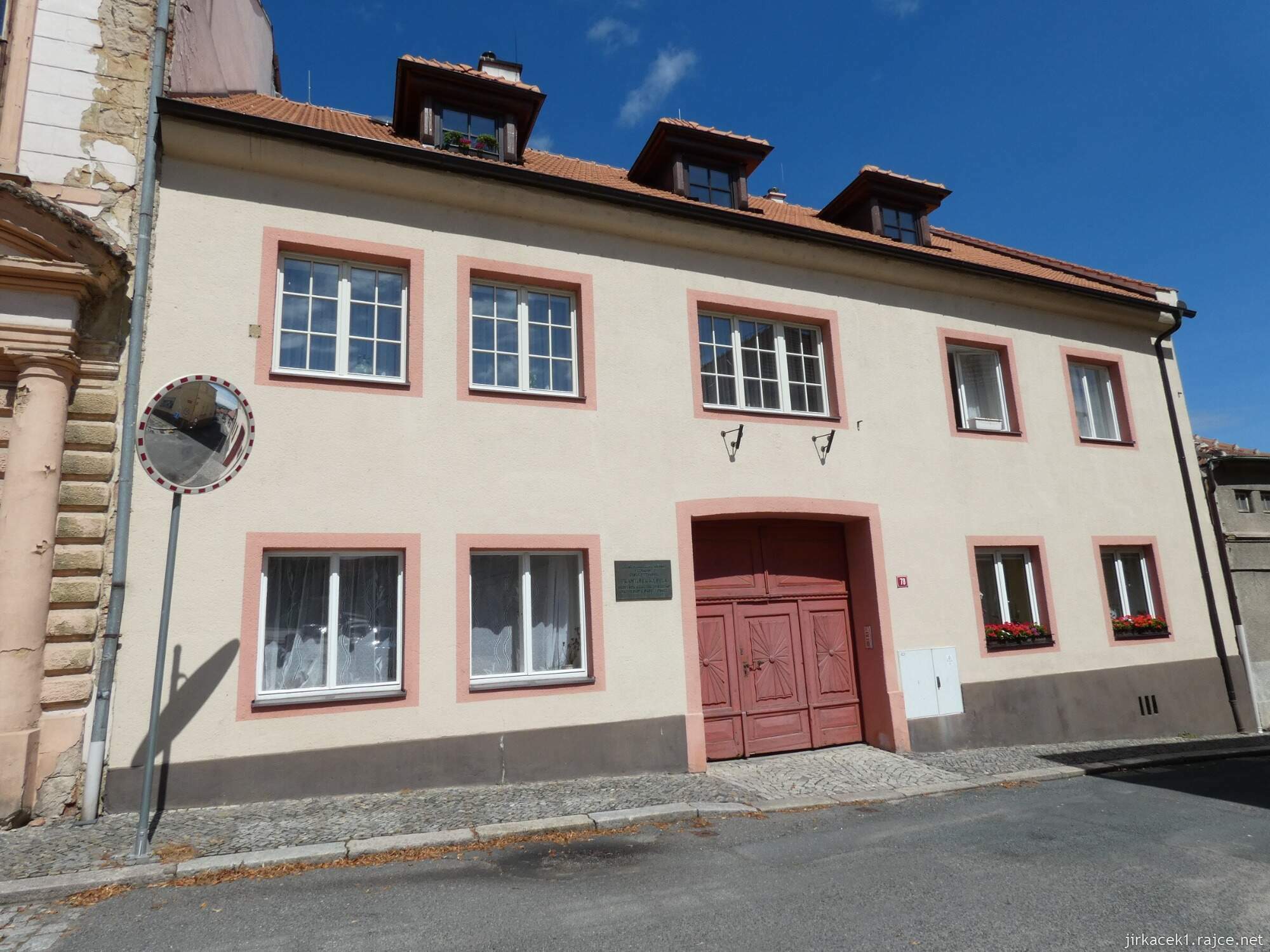 I - Kouřim - Mírové náměstí 022 - měšťanské domy