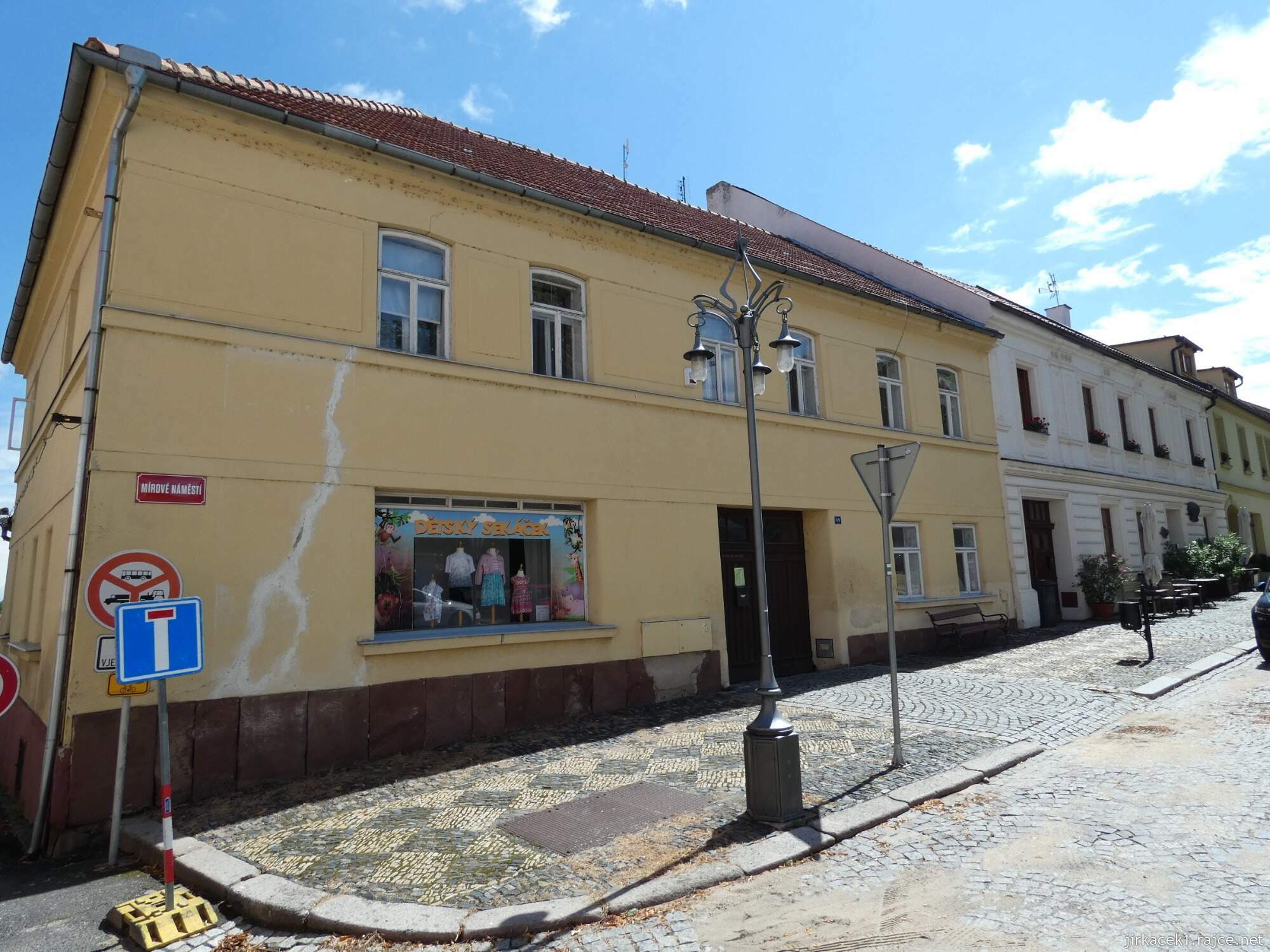 I - Kouřim - Mírové náměstí 024 - měšťanské domy