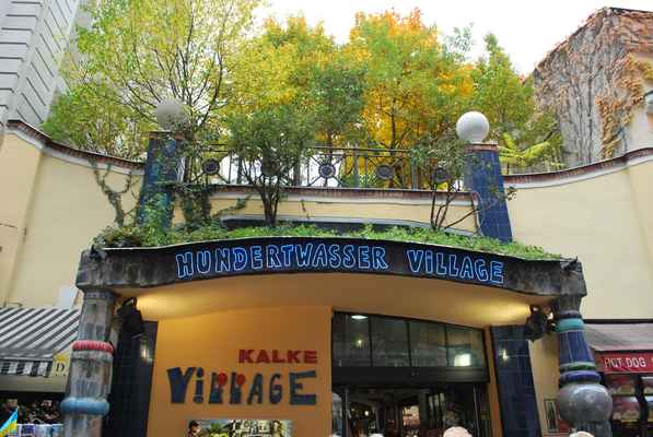 Přímo naproti domu se nachází kavárna i s galerií a obchody a také se nese v duchu Hundertwasserova kumštu.